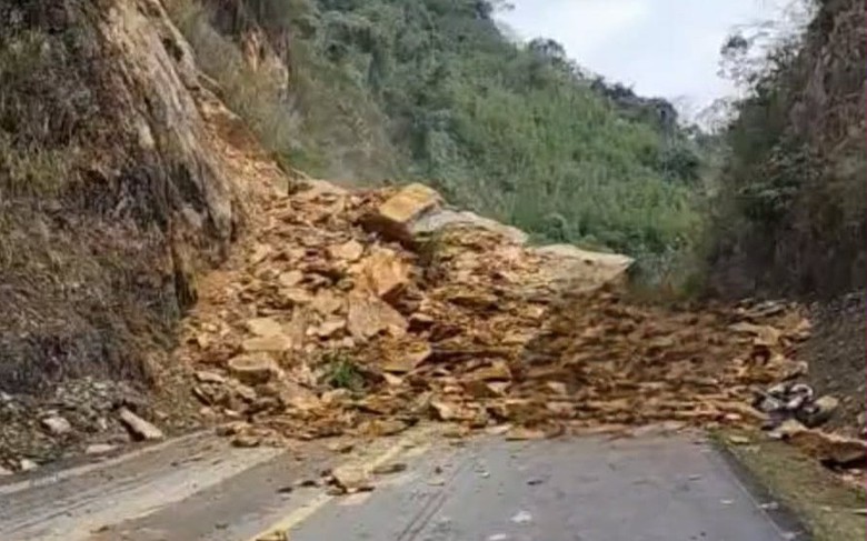 Sạt lở tr&ecirc;n quốc lộ 6, &iacute;t nhất 3 người bị v&ugrave;i lấp