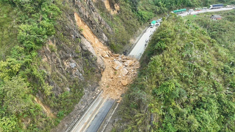 Quốc lộ 6 sạt lở, phương tiện lưu th&ocirc;ng theo hướng n&agrave;o?- Ảnh 1.