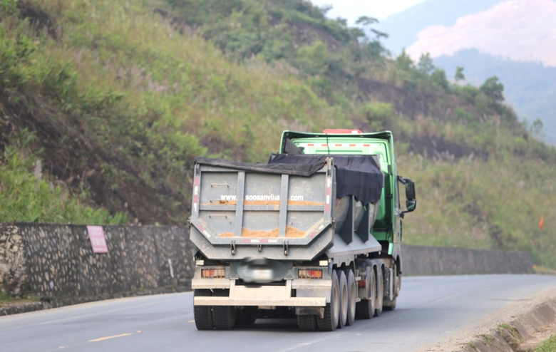 Người d&acirc;n Ph&uacute; Thọ khốn khổ v&igrave; xe tải trọng lớn lao nhanh tr&ecirc;n đường- Ảnh 9.