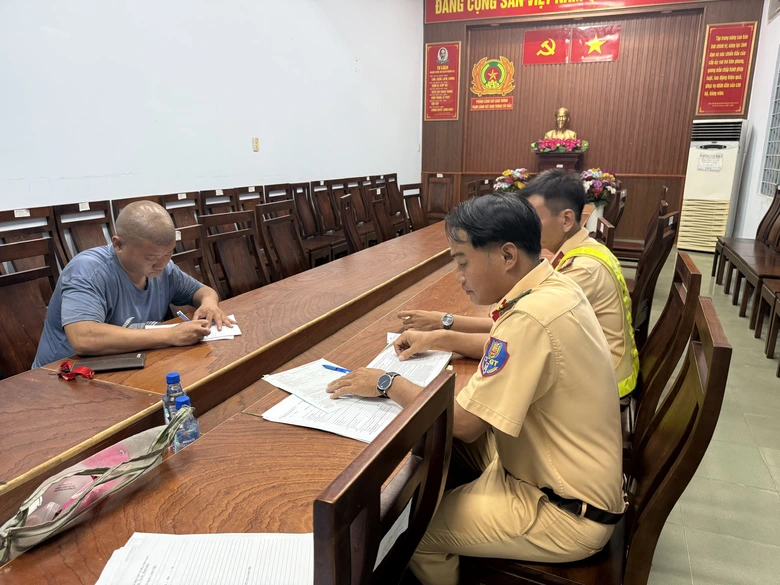 Phạt 19 triệu đồng, trừ 4 điểm t&agrave;i xế điều khiển xe container chạy ngược chiều ở TP.HCM- Ảnh 1.