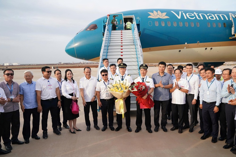 Chuyến bay kỹ thuật đầu tiên đã hạ cánh an toàn xuống sân bay Long Thành- Ảnh 2. Chuyến bay kỹ thuật đầu tiên đã hạ cánh an toàn xuống sân bay Long Thành- Ảnh 2.