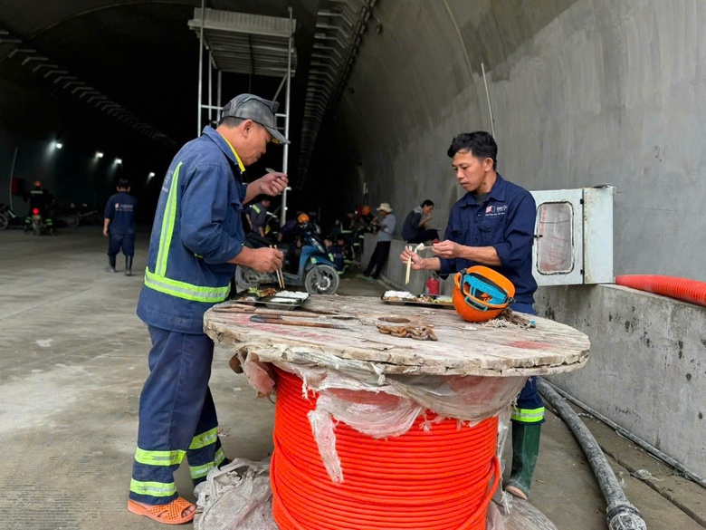 Bên trong hầm xuyên núi lớn nhất cao tốc Bắc - Nam- Ảnh 2. Bên trong hầm xuyên núi lớn nhất cao tốc Bắc - Nam- Ảnh 2.
