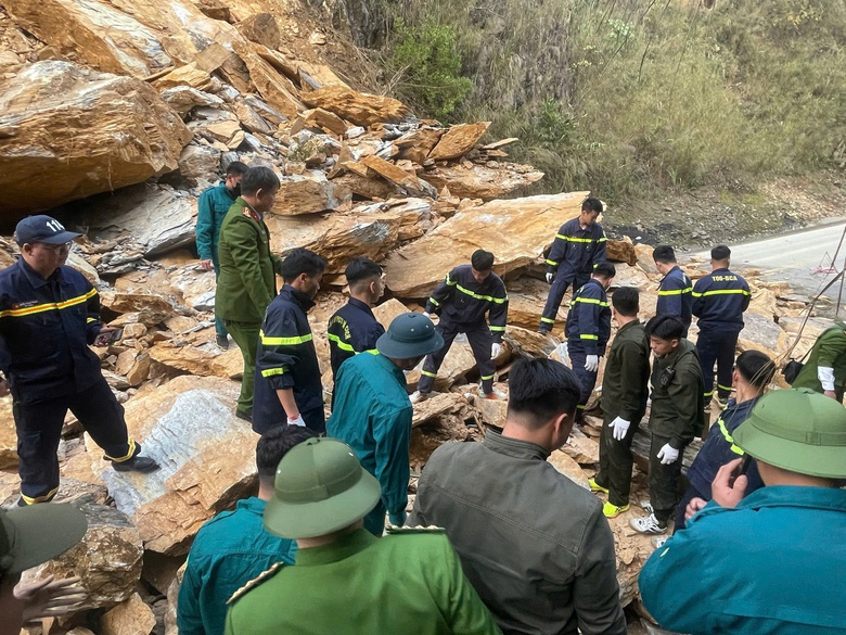 T&igrave;m thấy nạn nh&acirc;n thứ 3 trong vụ sạt lở tr&ecirc;n QL6- Ảnh 1.