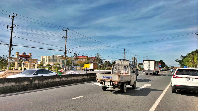 Bổ sung b&aacute;o hiệu, xử l&yacute; c&aacute;c điểm mất an to&agrave;n giao th&ocirc;ng tr&ecirc;n QL1 qua C&agrave; Mau- Ảnh 1.