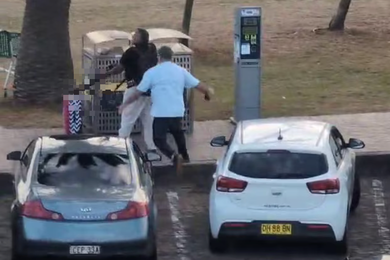 Khoảnh khắc người đ&agrave;n &ocirc;ng bất chấp nguy hiểm tước vũ kh&iacute; của kẻ xả s&uacute;ng ở Australia- Ảnh 1.