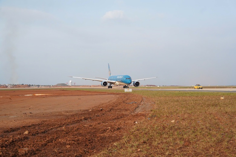 Chuyến bay kỹ thuật đầu tiên đã hạ cánh an toàn xuống sân bay Long Thành- Ảnh 1. Chuyến bay kỹ thuật đầu tiên đã hạ cánh an toàn xuống sân bay Long Thành- Ảnh 1.