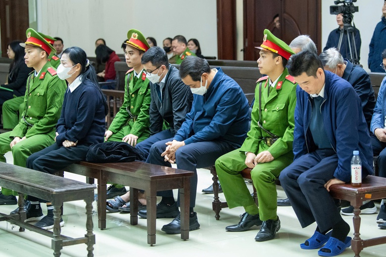 Vụ Tập đoàn Phúc Sơn: Bà Hoàng Thị Thúy Lan và loạt bị cáo ra tòa xin giảm án- Ảnh 2. Vụ Tập đoàn Phúc Sơn: Bà Hoàng Thị Thúy Lan và loạt bị cáo ra tòa xin giảm án- Ảnh 2.