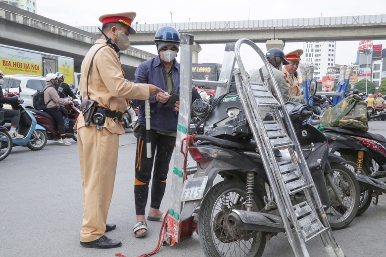 Hơn 1.800 camera AI ở Hà Nội hoạt động, phương tiện dừng đèn đỏ thẳng hàng- Ảnh 2. Hơn 1.800 camera AI ở Hà Nội hoạt động, phương tiện dừng đèn đỏ thẳng hàng- Ảnh 2.