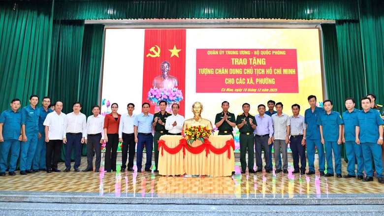 C&agrave; Mau: Trao tặng tượng ch&acirc;n dung Chủ tịch Hồ Ch&iacute; Minh cho c&aacute;c x&atilde;, phường- Ảnh 1.
