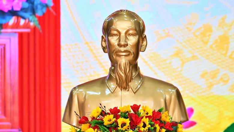 C&agrave; Mau: Trao tặng tượng ch&acirc;n dung Chủ tịch Hồ Ch&iacute; Minh cho c&aacute;c x&atilde;, phường- Ảnh 2.