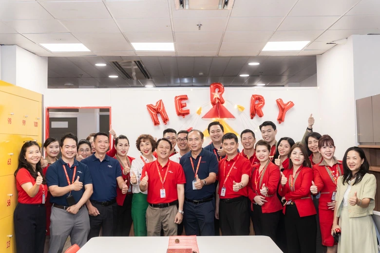 Gi&aacute;ng sinh về sớm, kh&ocirc;ng gian văn ph&ograve;ng Vietjet rực rỡ sắc m&agrave;u- Ảnh 10.