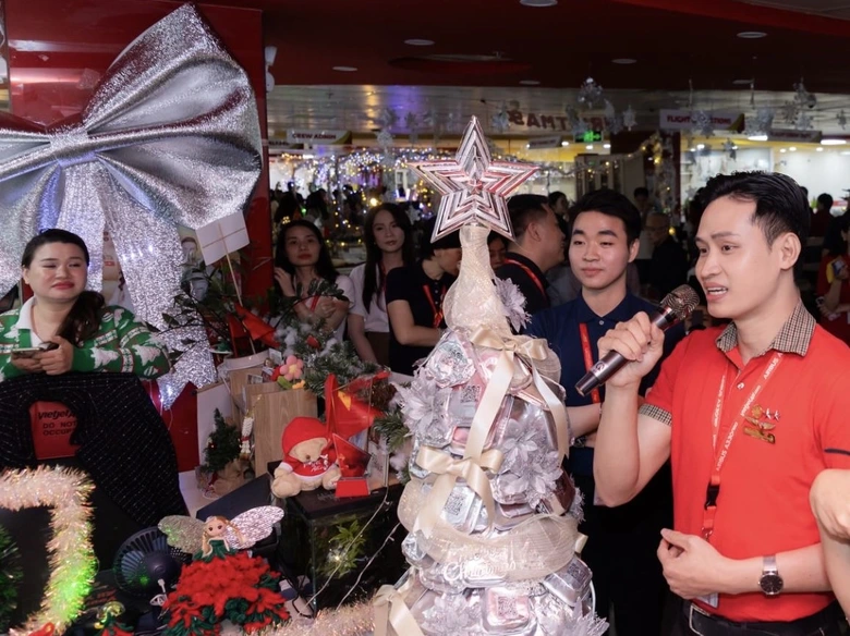 Gi&aacute;ng sinh về sớm, kh&ocirc;ng gian văn ph&ograve;ng Vietjet rực rỡ sắc m&agrave;u- Ảnh 13.