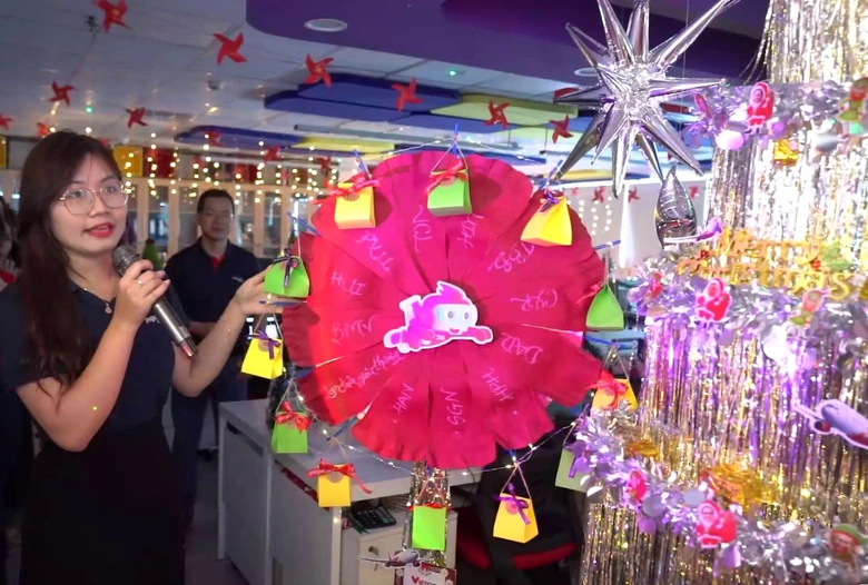 Gi&aacute;ng sinh về sớm, kh&ocirc;ng gian văn ph&ograve;ng Vietjet rực rỡ sắc m&agrave;u- Ảnh 15.