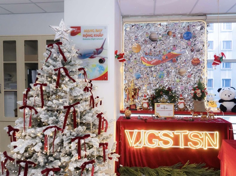 Gi&aacute;ng sinh về sớm, kh&ocirc;ng gian văn ph&ograve;ng Vietjet rực rỡ sắc m&agrave;u- Ảnh 4.