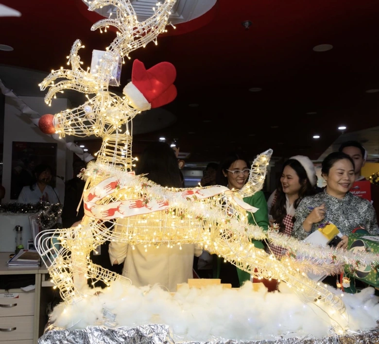 Gi&aacute;ng sinh về sớm, kh&ocirc;ng gian văn ph&ograve;ng Vietjet rực rỡ sắc m&agrave;u- Ảnh 8.