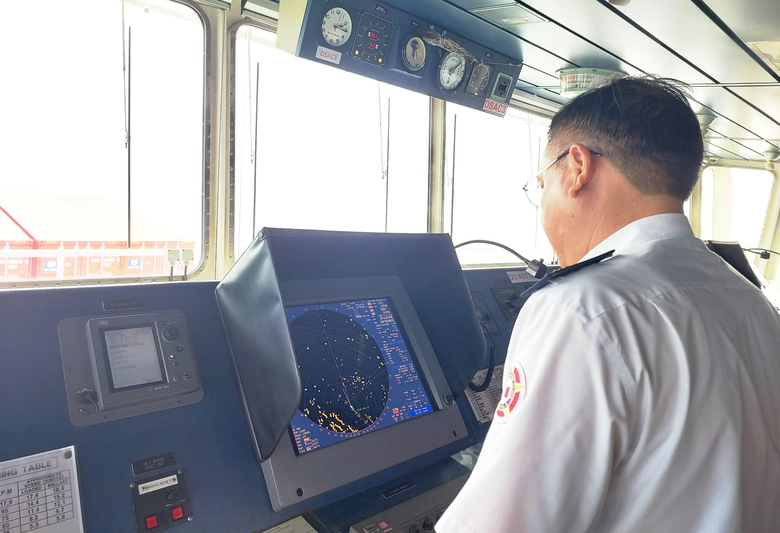 3 giờ căng mình dẫn tàu container rời cảng Hải Phòng- Ảnh 5. 3 giờ căng mình dẫn tàu container rời cảng Hải Phòng- Ảnh 5.