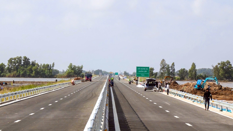 Phấn đấu ng&agrave;y 19/12 kh&aacute;nh th&agrave;nh, th&ocirc;ng xe kỹ thuật cao tốc Cần Thơ - C&agrave; Mau- Ảnh 2.