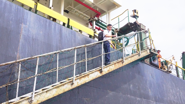 3 giờ căng mình dẫn tàu container rời cảng Hải Phòng- Ảnh 2. 3 giờ căng mình dẫn tàu container rời cảng Hải Phòng- Ảnh 2.