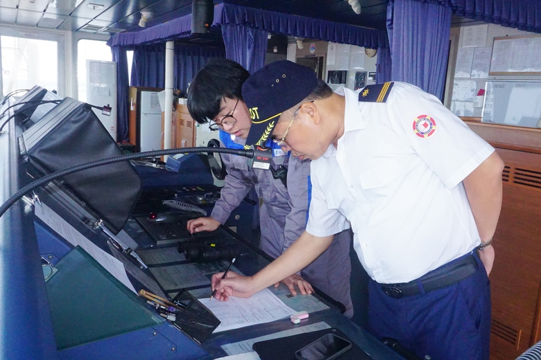 3 giờ căng mình dẫn tàu container rời cảng Hải Phòng- Ảnh 3. 3 giờ căng mình dẫn tàu container rời cảng Hải Phòng- Ảnh 3.