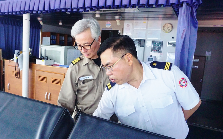 3 giờ căng mình dẫn tàu container rời cảng Hải Phòng- Ảnh 1. 3 giờ căng mình dẫn tàu container rời cảng Hải Phòng- Ảnh 1.