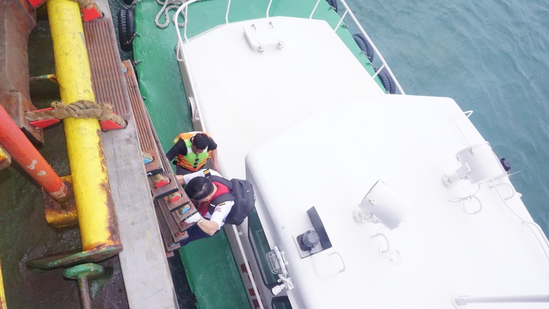 3 giờ căng mình dẫn tàu container rời cảng Hải Phòng- Ảnh 9. 3 giờ căng mình dẫn tàu container rời cảng Hải Phòng- Ảnh 9.