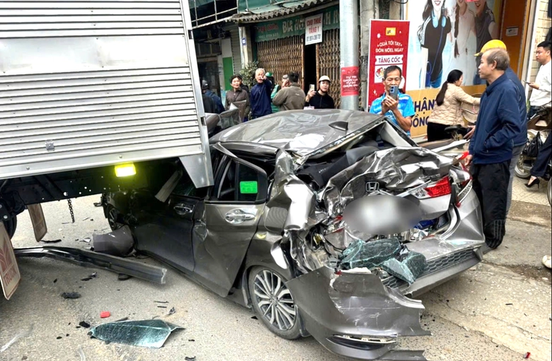 Tai nạn li&ecirc;n ho&agrave;n giữa xe đầu k&eacute;o v&agrave; nhiều &ocirc; t&ocirc; tr&ecirc;n QL1 qua Thanh Ho&aacute;, giao th&ocirc;ng &ugrave;n tắc- Ảnh 1.