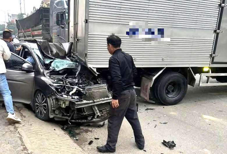 Tai nạn li&ecirc;n ho&agrave;n giữa xe đầu k&eacute;o v&agrave; nhiều &ocirc; t&ocirc; tr&ecirc;n QL1 qua Thanh Ho&aacute;, giao th&ocirc;ng &ugrave;n tắc- Ảnh 2.