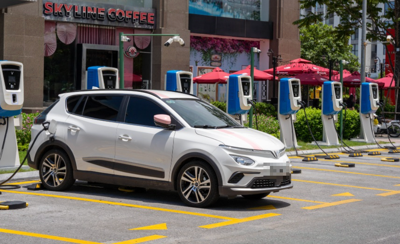 Cử tri băn khoăn lộ trình chuyển đổi xe xăng sang xe điện, Bộ Xây dựng nói gì?- Ảnh 1. Cử tri băn khoăn lộ trình chuyển đổi xe xăng sang xe điện, Bộ Xây dựng nói gì?- Ảnh 1.