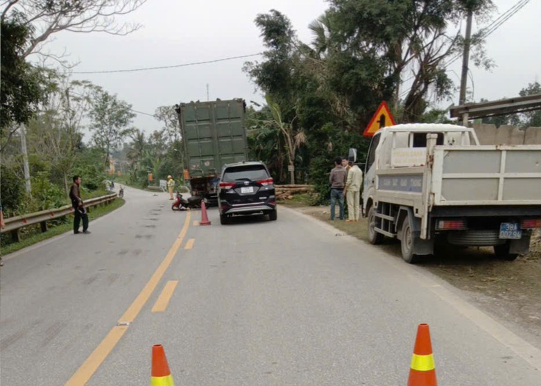 Tai nạn với xe đầu k&eacute;o chạy c&ugrave;ng chiều, người đ&agrave;n &ocirc;ng đi xe m&aacute;y tử vong- Ảnh 1.