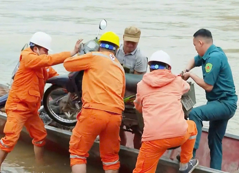 Đi đ&ograve; tạm giữa d&ograve;ng lũ: Nỗi lo an to&agrave;n của người d&acirc;n v&ugrave;ng cao Nghệ An- Ảnh 2.