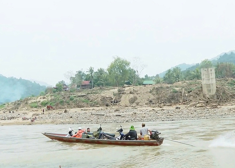 Đi đ&ograve; tạm giữa d&ograve;ng lũ: Nỗi lo an to&agrave;n của người d&acirc;n v&ugrave;ng cao Nghệ An- Ảnh 3.