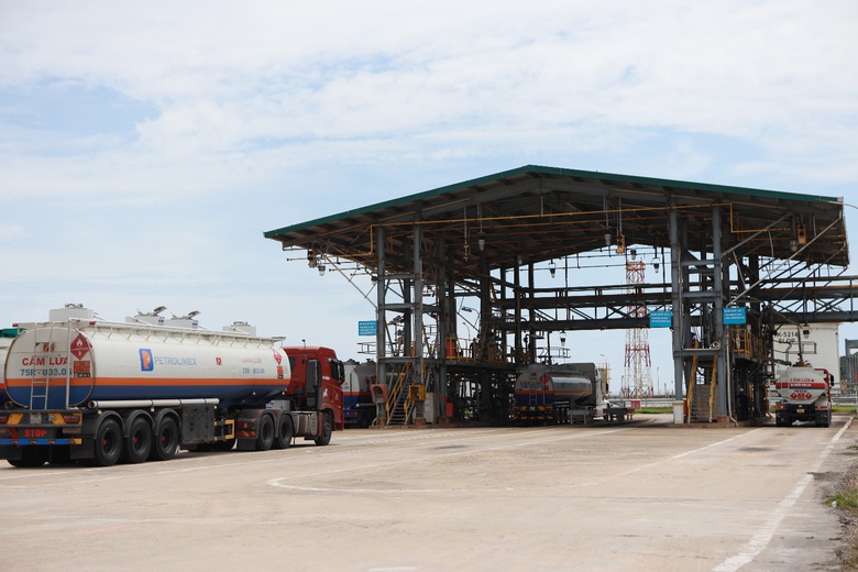 A truck at a gas station  AI-generated content may be incorrect.