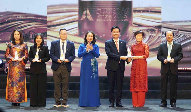 B&aacute;o Nh&acirc;n D&acirc;n trao giải &ldquo;Giải thưởng H&agrave;nh động v&igrave; Cộng đồng 2025&rdquo;- Ảnh 3.