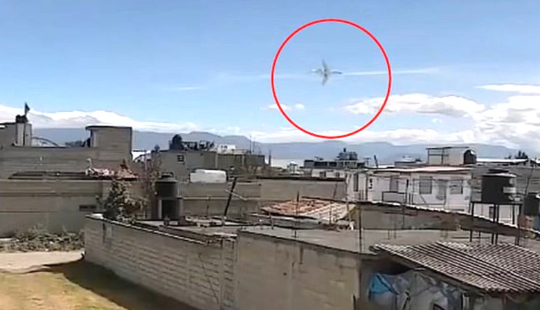 Khoảnh khắc máy bay lao xuống đất ở Mexico, 10 người thiệt mạng- Ảnh 1. Khoảnh khắc máy bay lao xuống đất ở Mexico, 10 người thiệt mạng- Ảnh 1.