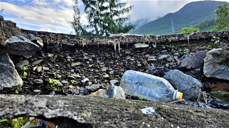 Tuyến đường du lịch ở Huế nứt to&aacute;c, tạo h&agrave;m ếch g&acirc;y nguy hiểm cho người đi đường- Ảnh 5.