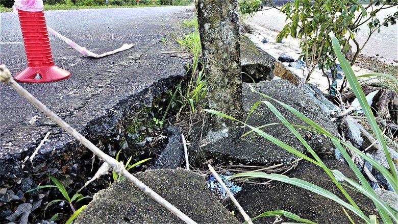 Tuyến đường du lịch ở Huế nứt to&aacute;c, tạo h&agrave;m ếch g&acirc;y nguy hiểm cho người đi đường- Ảnh 14.