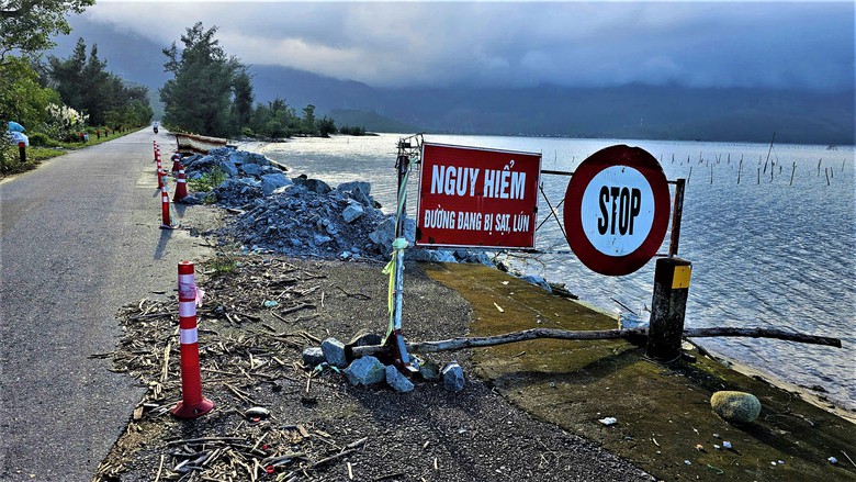 Tuyến đường du lịch ở Huế nứt to&aacute;c, tạo h&agrave;m ếch g&acirc;y nguy hiểm cho người đi đường- Ảnh 3.