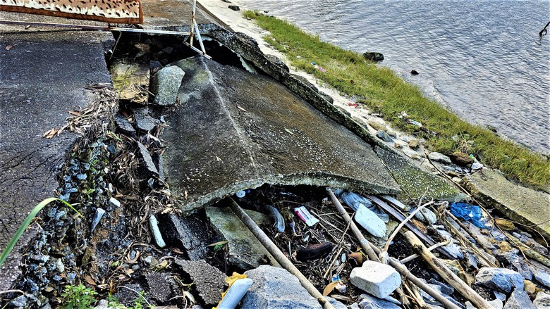 Tuyến đường du lịch ở Huế nứt to&aacute;c, tạo h&agrave;m ếch g&acirc;y nguy hiểm cho người đi đường- Ảnh 7.