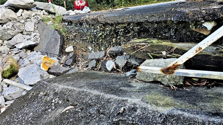 Tuyến đường du lịch ở Huế nứt to&aacute;c, tạo h&agrave;m ếch g&acirc;y nguy hiểm cho người đi đường- Ảnh 8.