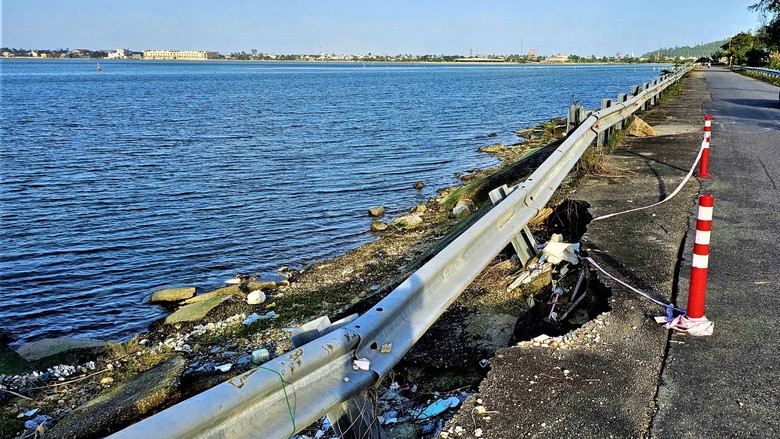 Tuyến đường du lịch ở Huế nứt to&aacute;c, tạo h&agrave;m ếch g&acirc;y nguy hiểm cho người đi đường- Ảnh 11.