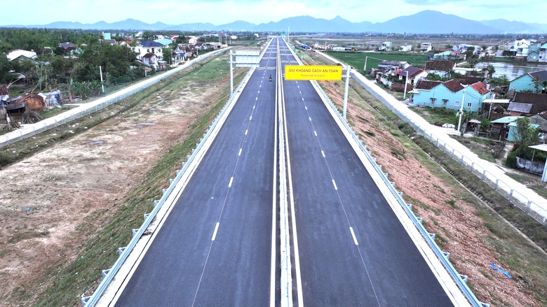 Cận cảnh cao tốc hơn 12.400 tỷ đồng qua Gia Lai trước ng&agrave;y về đ&iacute;ch- Ảnh 3.