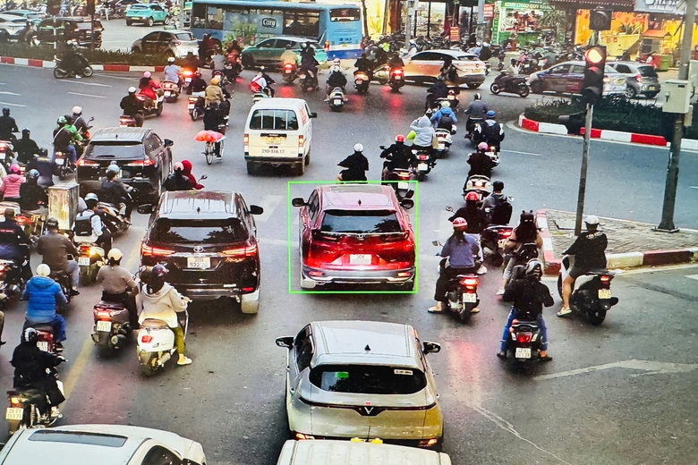 Camera AI ở H&agrave; Nội soi xa 700m, tự động bắt lỗi tr&ecirc;n 20 h&agrave;nh vi vi phạm giao th&ocirc;ng- Ảnh 1.