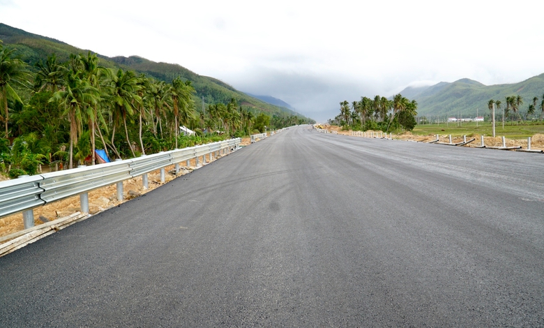 Đua nước r&uacute;t tr&ecirc;n c&ocirc;ng trường cao tốc Ho&agrave;i Nhơn - Quy Nhơn - Ch&iacute; Thạnh- Ảnh 3.