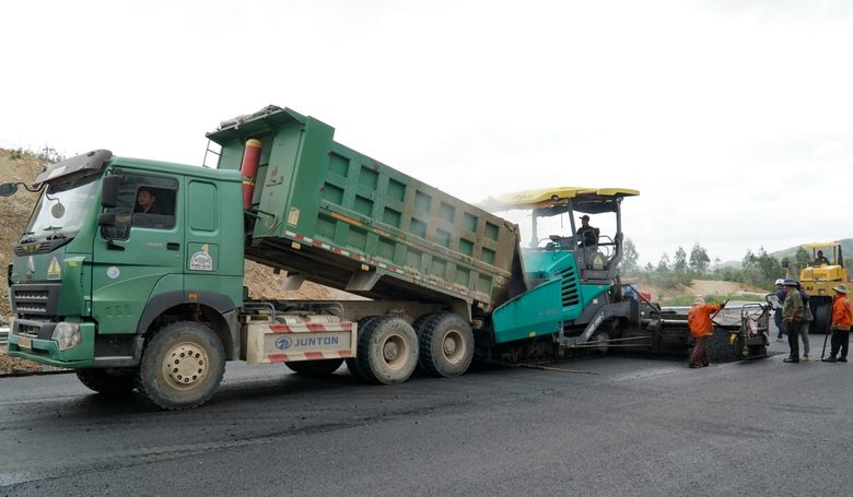 Đua nước r&uacute;t tr&ecirc;n c&ocirc;ng trường cao tốc Ho&agrave;i Nhơn - Quy Nhơn - Ch&iacute; Thạnh- Ảnh 1.