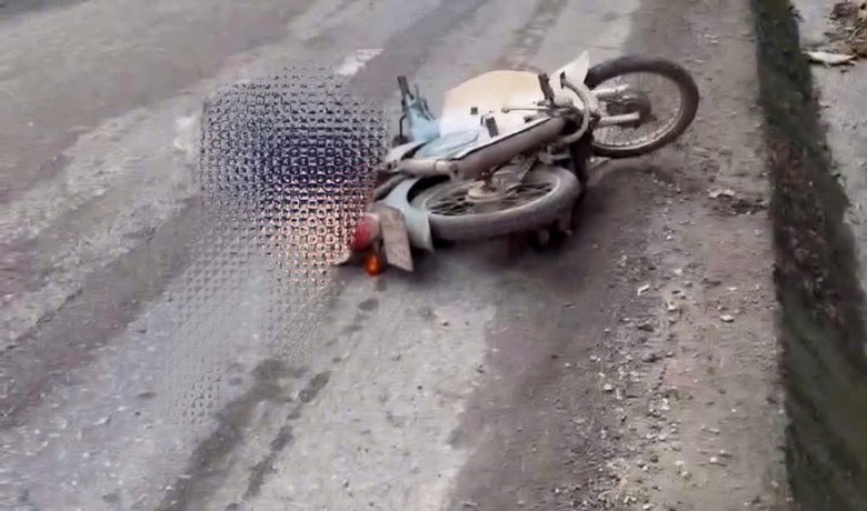 Chiếc xe máy tại hiện trường vụ tai nạn. Chiếc xe máy tại hiện trường vụ tai nạn.