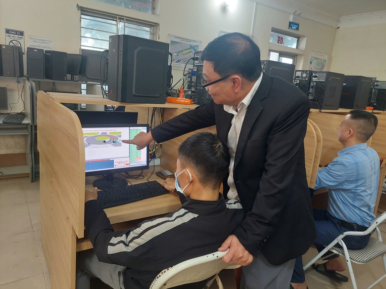 Ph&uacute; Thọ: Tăng cường tuy&ecirc;n truyền Luật Trật tự, ATGT đường bộ cho học vi&ecirc;n học l&aacute;i xe- Ảnh 2.