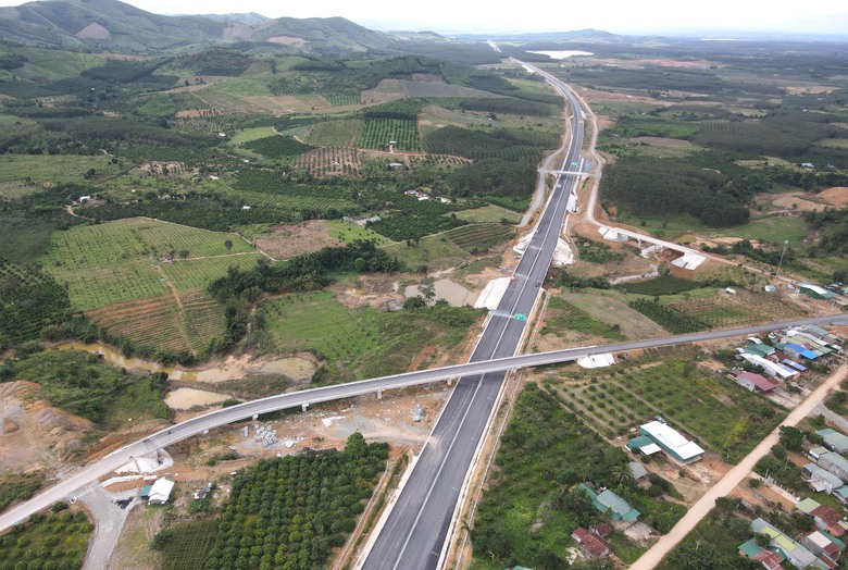 Sau hơn 25 th&aacute;ng thi c&ocirc;ng, cao tốc Kh&aacute;nh H&ograve;a - Bu&ocirc;n Ma Thuột giai đoạn 1 th&ocirc;ng xe kỹ thuật- Ảnh 4.