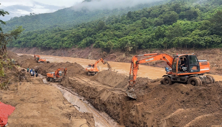 Nghệ An: Trước tết Nguy&ecirc;n đ&aacute;n phải khắc phục xong hư hỏng hạ tầng giao th&ocirc;ng do b&atilde;o lũ- Ảnh 2.