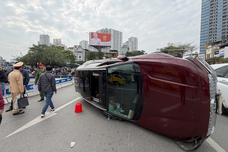 Hà Nội: Ô tô Santa Fe lật ở Ngã Tư Sở, tài xế khai dùng ma túy trước khi lái xe- Ảnh 2. Hà Nội: Ô tô Santa Fe lật ở Ngã Tư Sở, tài xế khai dùng ma túy trước khi lái xe- Ảnh 2.