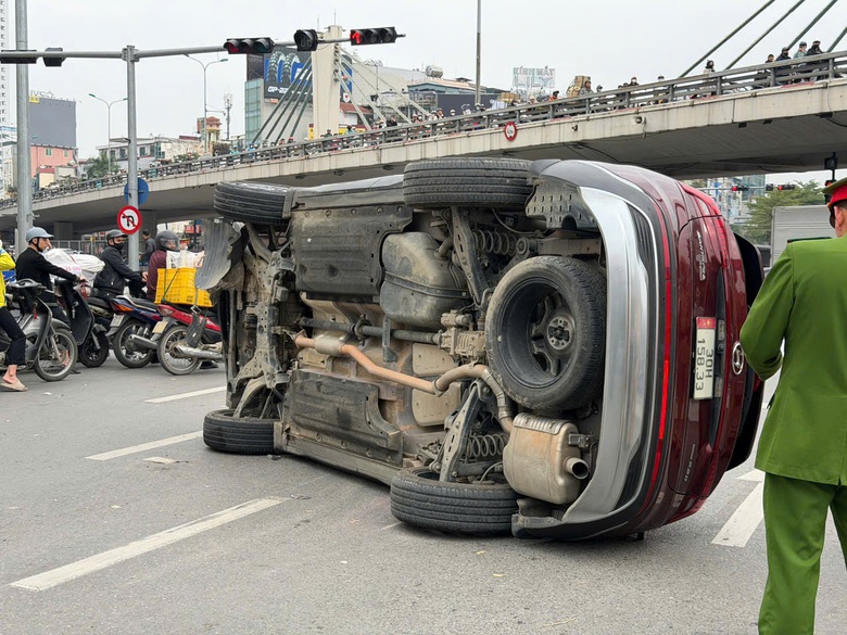 H&agrave; Nội: &Ocirc; t&ocirc; Santa Fe lật nghi&ecirc;ng giữa đường sau va chạm, may mắn kh&ocirc;ng ai bị thương- Ảnh 2.